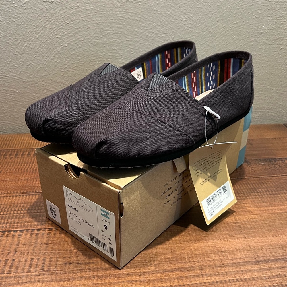 Toms Classic Alpargatas - Black on Black - size 9